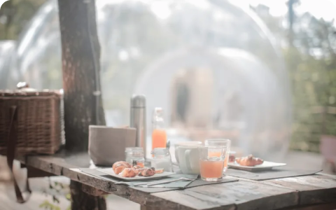 Petit déjeuner continental avec pains frais et jus de fruits pour commencer la journée en douceur