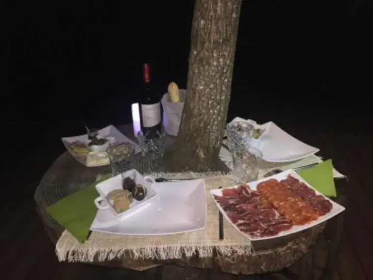 Menu "Dégustation gourmande" avec assortiment de fromages et vin blanc moelleux pour une expérience gastronomique