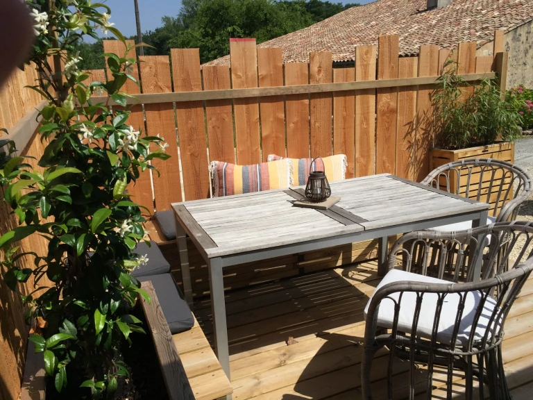 Hébergement confortable en gîte avec jardin luxuriant et piscine à disposition