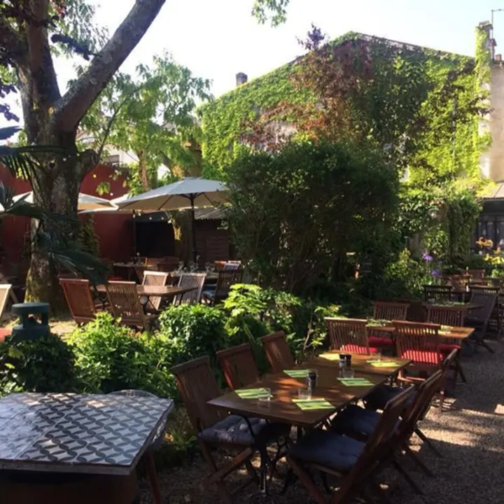 Chez Titut, un restaurant convivial à Créon, idéal pour déguster des plats locaux dans une ambiance chaleureuse
